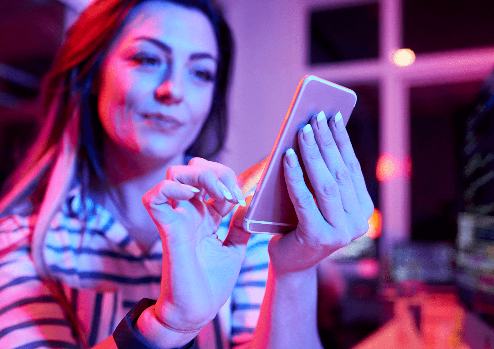 qa tester checking an app illustrating an article entitled testowanie aplikacji